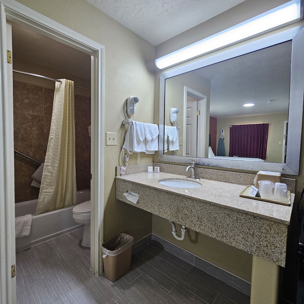 Deluxe Inn Motel
