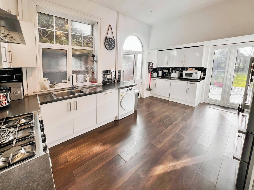 Hottub-garden-parking-sleeps10-10mintotown