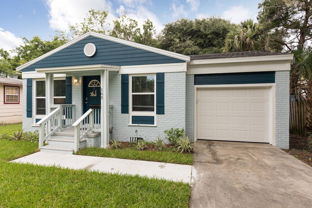 Charming Downtown Cottage 3 Bedroom Home