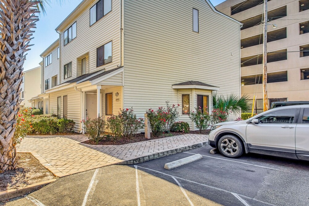 Walk to Ocean: Myrtle Beach Townhome w/ Patio