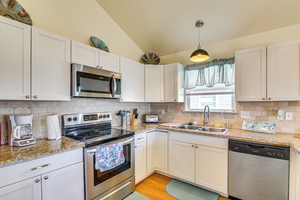 Walk to Beach: Gulf-view Home in Surfside Beach!