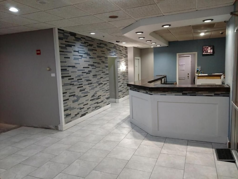 Travelodge by Wyndham Lincoln Northeast view 2
