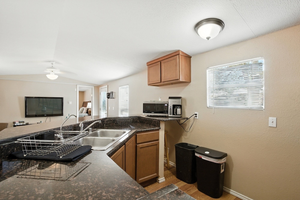 Desert Haven Cozy 2-Bedroom Mobile Home Near NMSU 2 Home