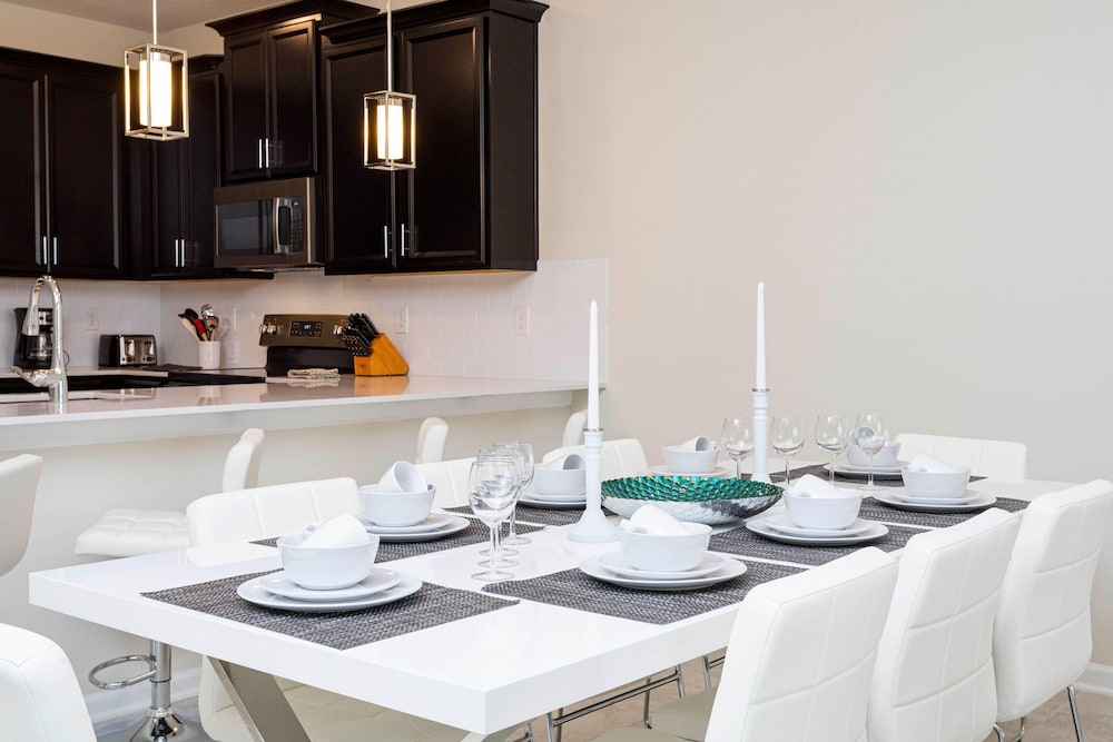 1133 DL - Chic Pet-friendly 3BR Townhome 8 Guests view 5