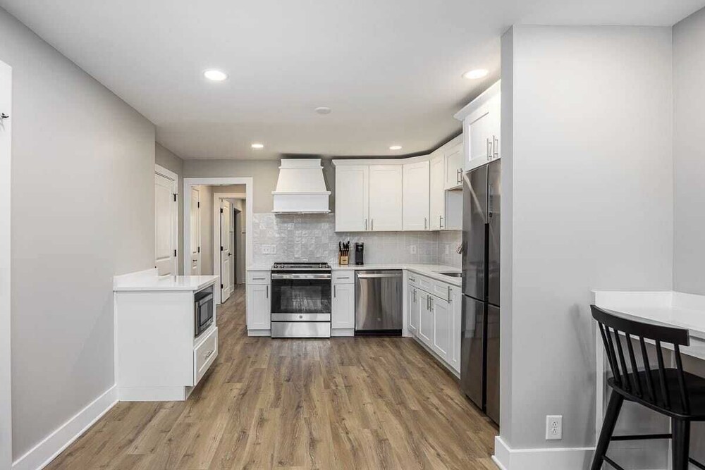 The Nomad: 4 1brs, 2 Studios 24-guest Retreat