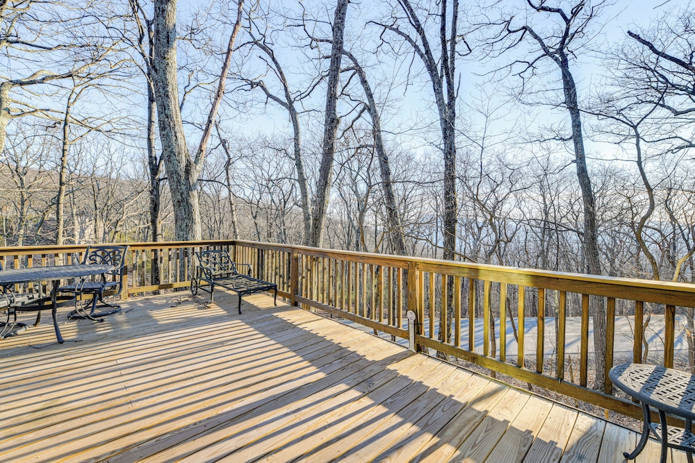 Walk to Ski Slopes: Wintergreen Resort Treehouse