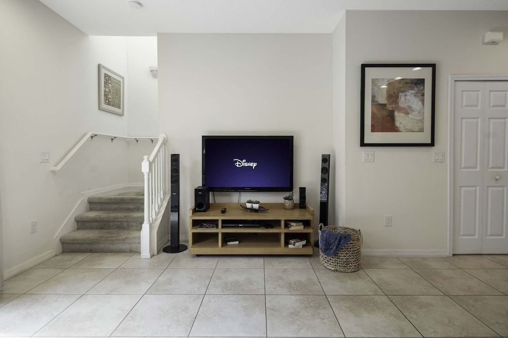10 Min to Disney Cozy Townhome Jacuzzi