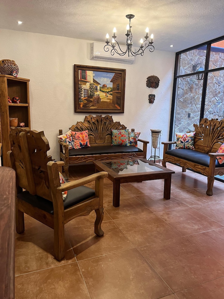 Casa Colonial en Pueblo Mágico by Adhoc
