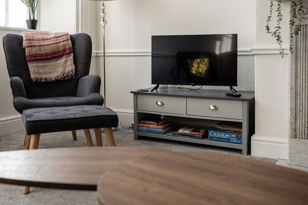 Garden Flat Apartment in Grosvenor Place