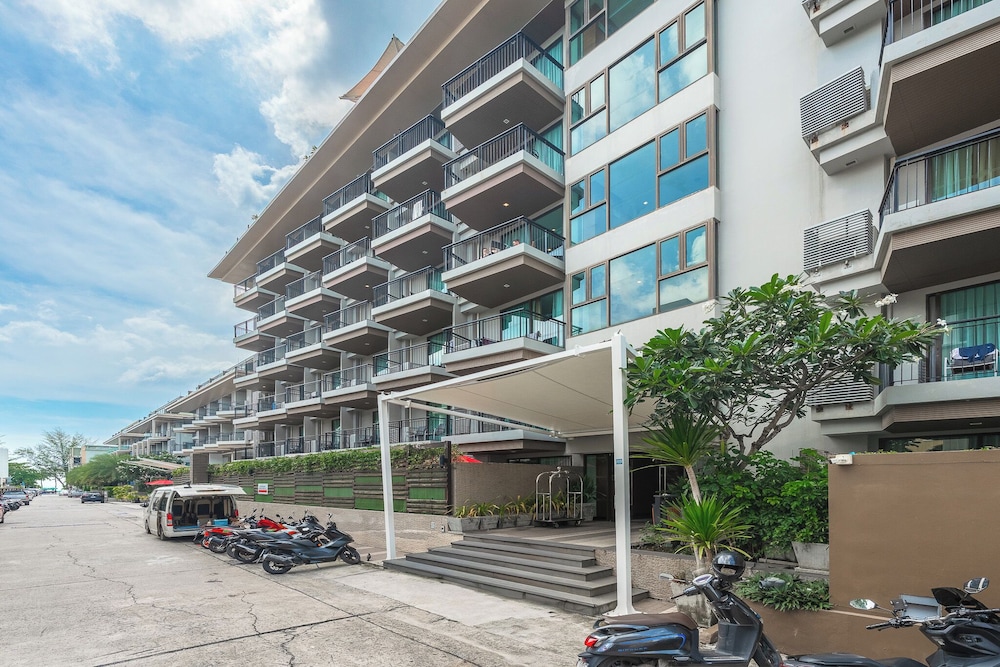 1BR with Pool 3 Min Walk to Beach C197