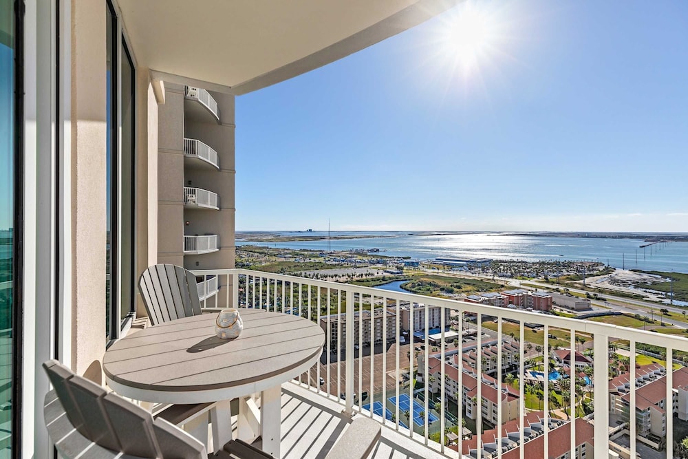 Sapphire Beach - Breathtaking 26th Floor Views 3 Bedroom Apts