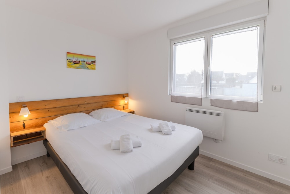 Apartment in Ploudalmezeau Near Treompan Beach