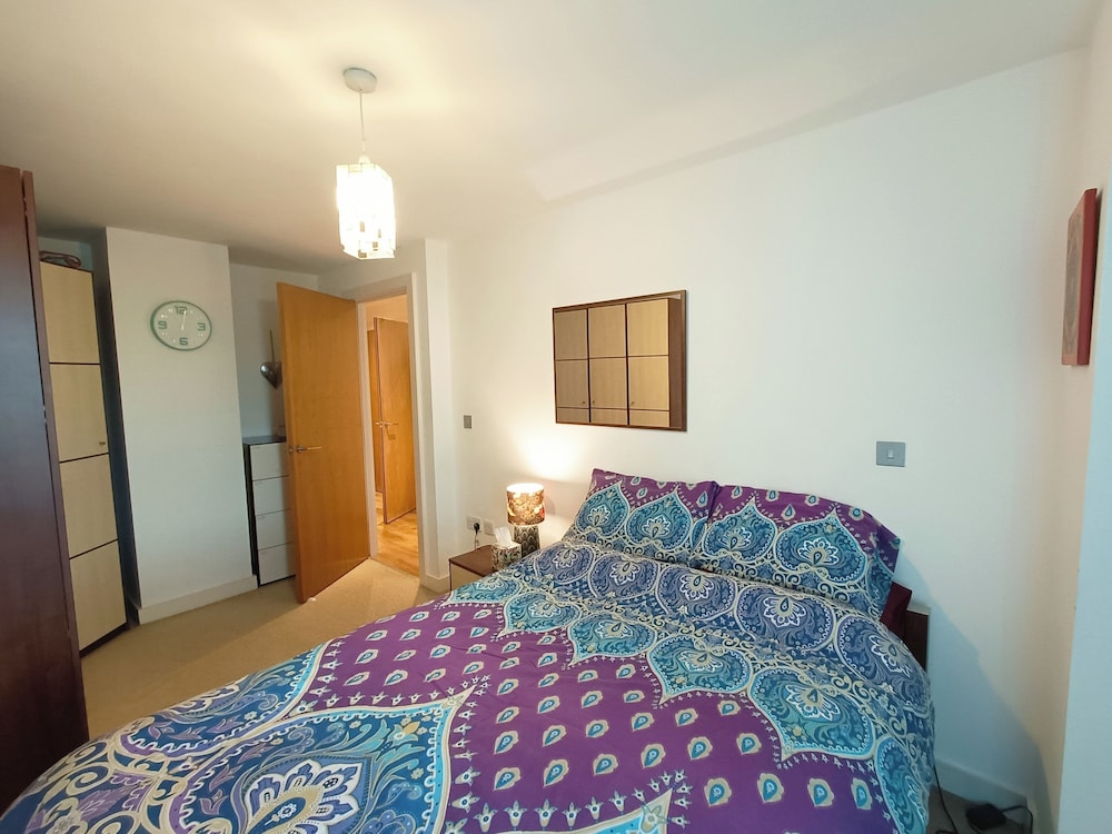 1 Bed Flat - Sleeps 5 - Pets - Garden - Parking