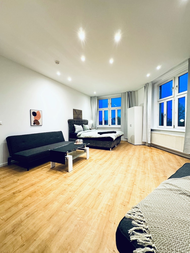Lovely 4BR Apt Near Kaufpark Alterlaa