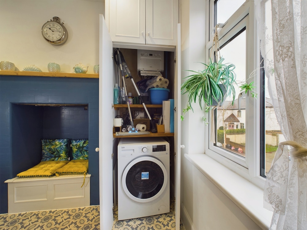 Unique 2 bed Leigh-on-sea- With Real Piano