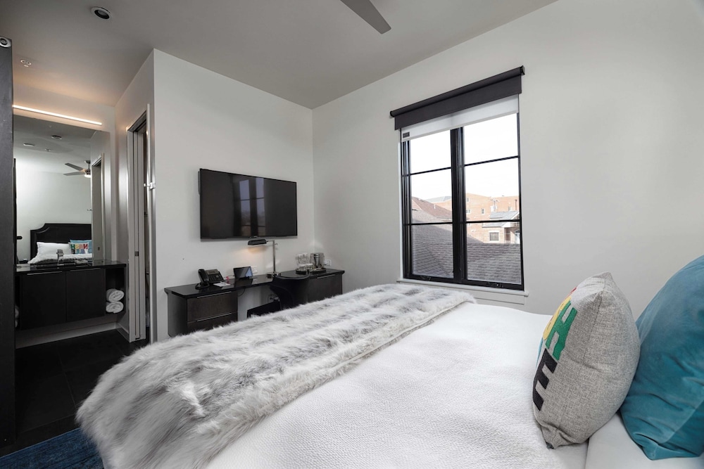 121 Hotel Floor 1 & 2 by Avantstay Sleeps 34, 10 Units in Nashville