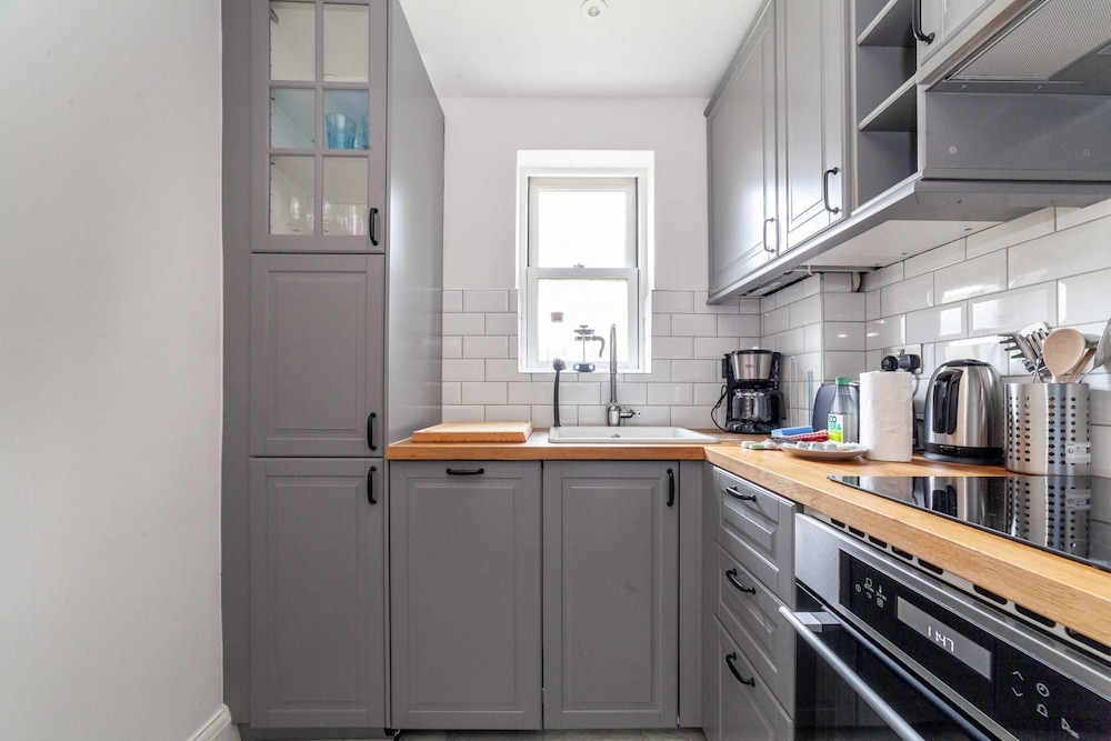 Spacious Battersea Gem With Balcony Bliss