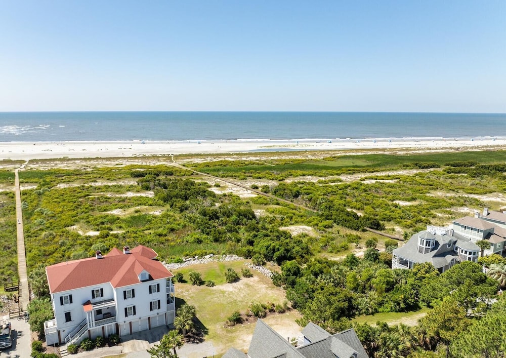 Spectacular Open Floor Plan With Elegance 5-bed, 4-bath Haven on Fripp Island