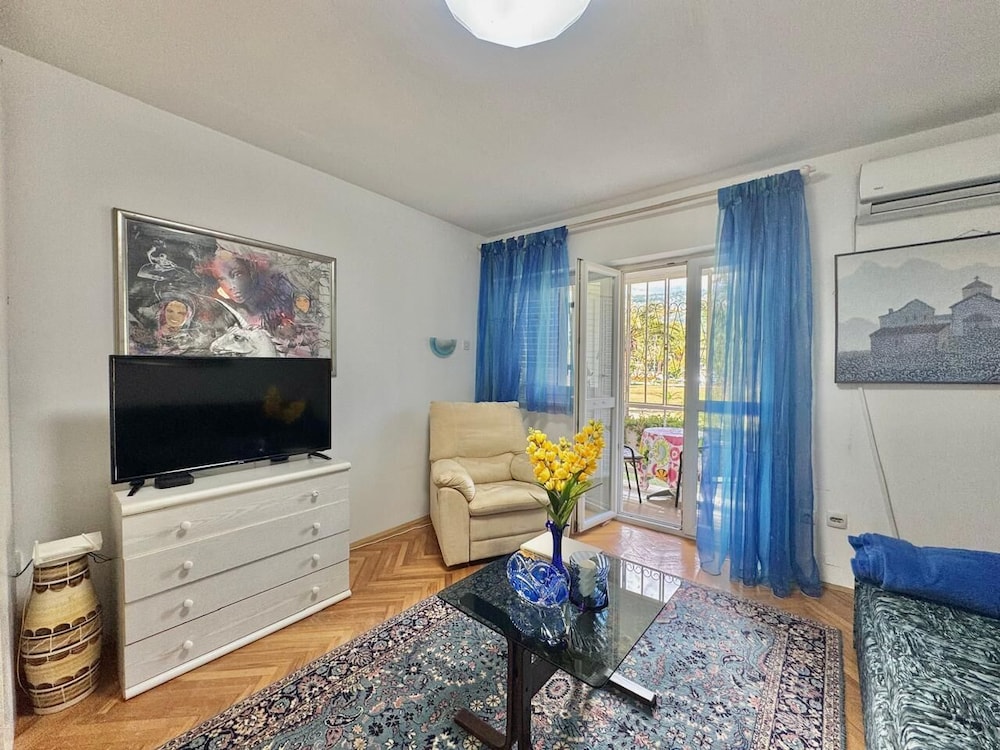 Two Bedroom Apt near Slovenska Beach