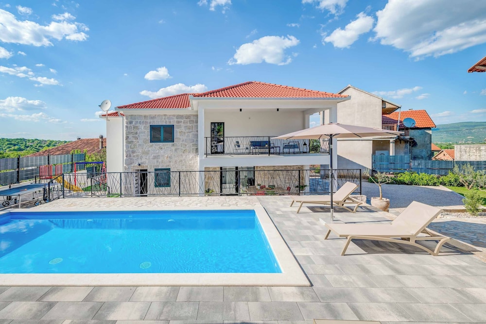 Villa Elegant Stone