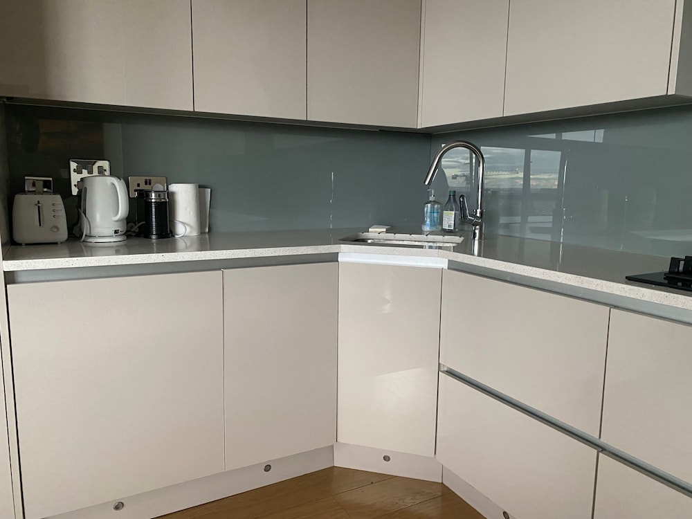 2 Bed Flat - Sleeps 4 - Parking - Wifi