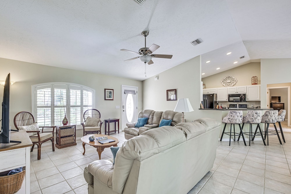 Dog-friendly Home, Lake Henderson Across Street!