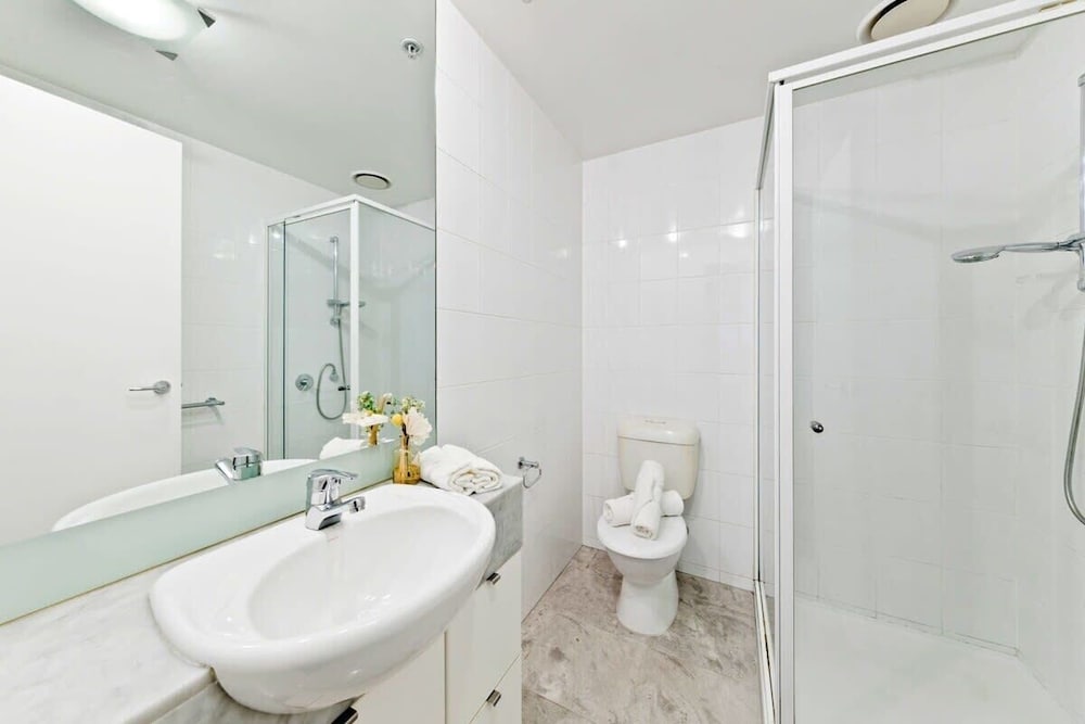 A Large 2BR Apt Near Crown, Sleeps 8, Free Parking