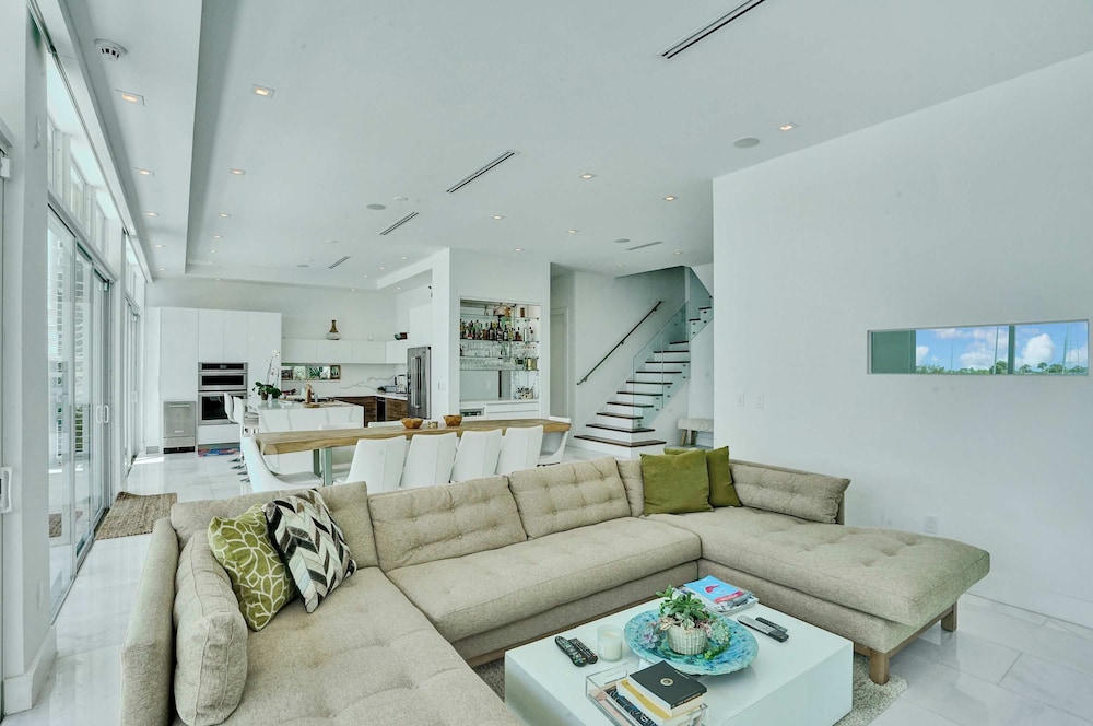 Miami Stunning Waterfront Villa Escape