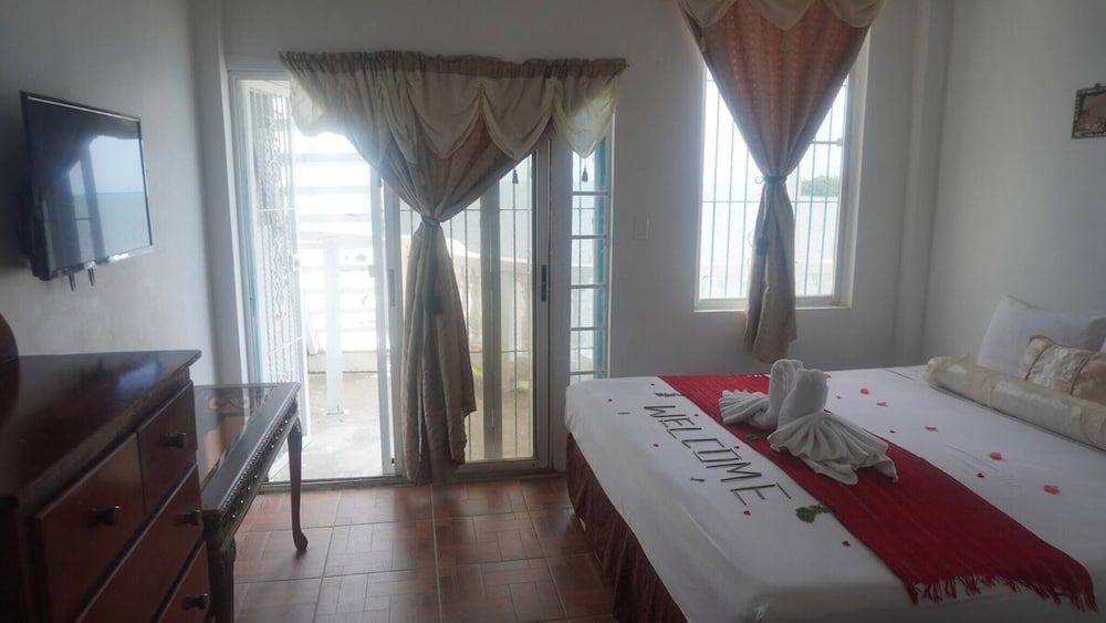 See Belize Waterside Sea View 2-bedroom Apartment w Balcony, Pool & Deck 2nd FL