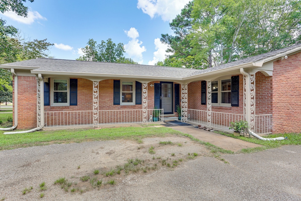 Walk to Dtwn & Freed-hardeman: Home w/ Fenced Yard