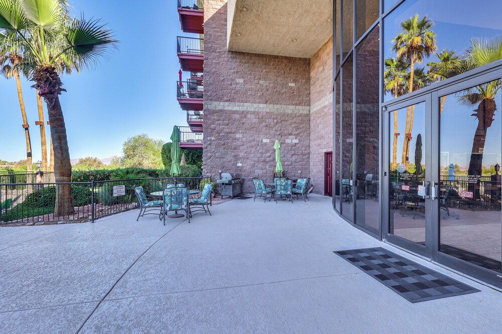 London Bridge Views: Havasu Condo on Golf Course