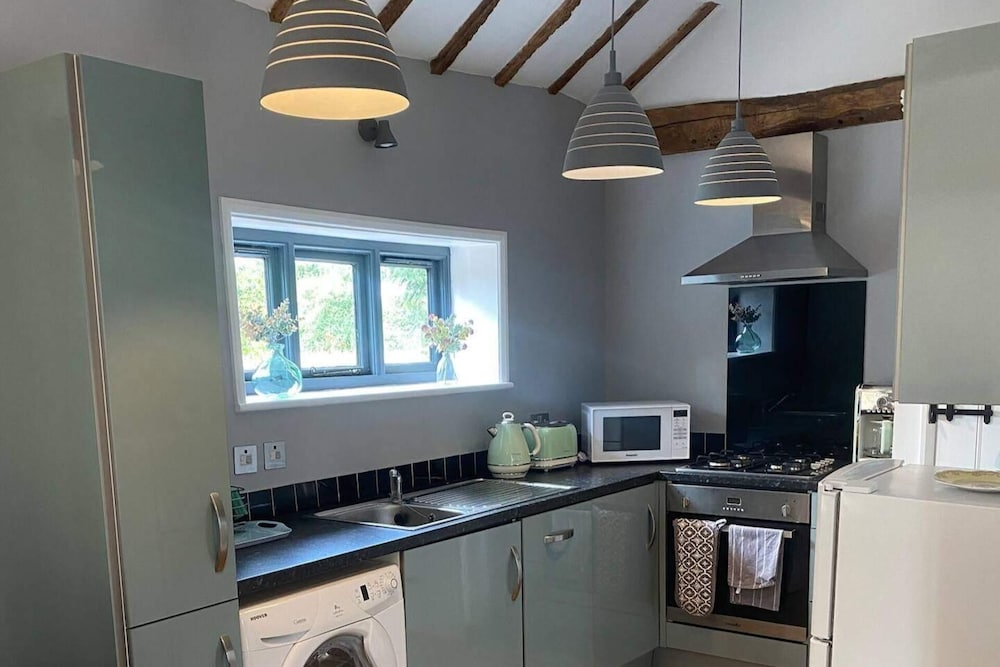 The Tack Room Cottage - Sleeps 4, Garden & Parking