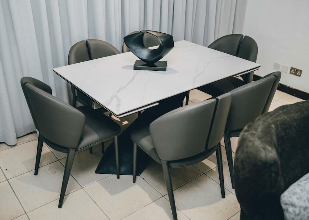 Luxury 3BR Alema Court-Airport Close