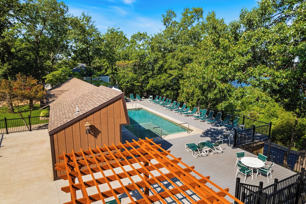 Studio Room w/ Pools, Private Deck -close to Water