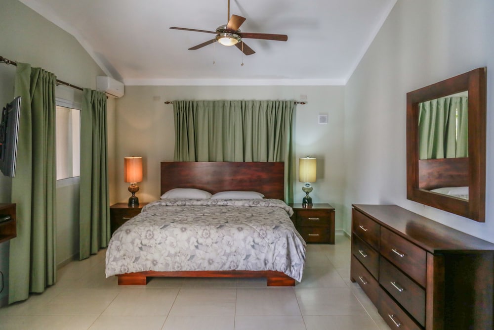 Villa with 4 Master Bedrooms w En-suite Bathrooms