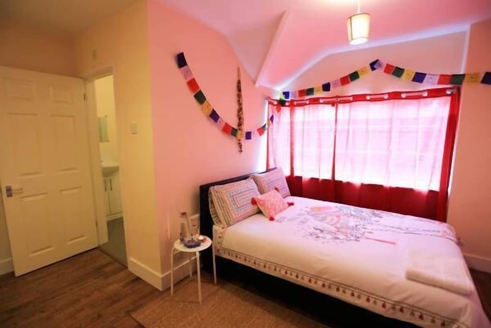 West Drayton Vacations - Sitara House - Property Image 4