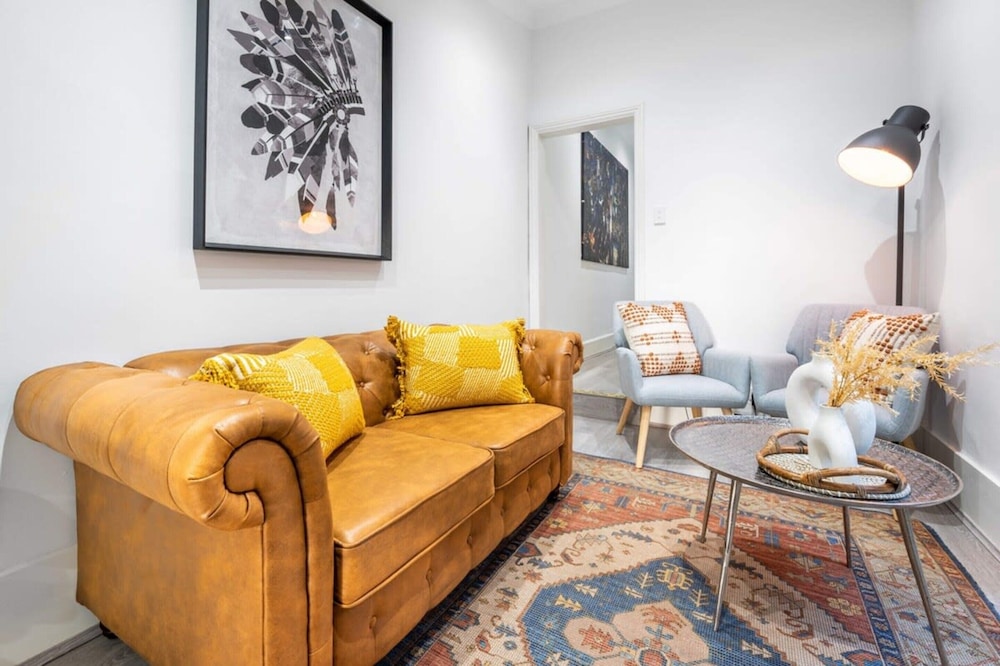 Contemporary 2-bed House in Trendy Enmore