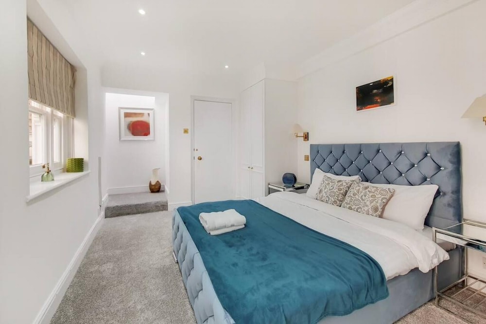 Stunning 3 Bedroom Apartment in Belgravia w Patio view 4