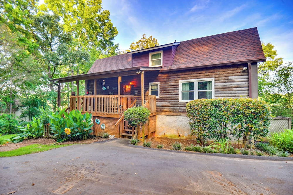 Waterfront Cabin on Lake Sinclair w/ Private Dock!