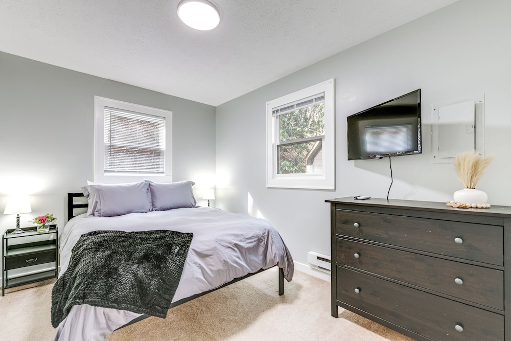 Hot Tub & Mountain Views: Waynesville Retreat!