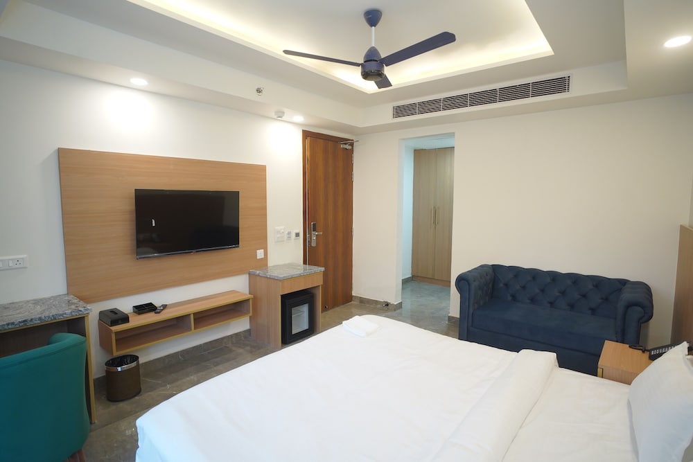 Royal Raven Hotel And Banquet