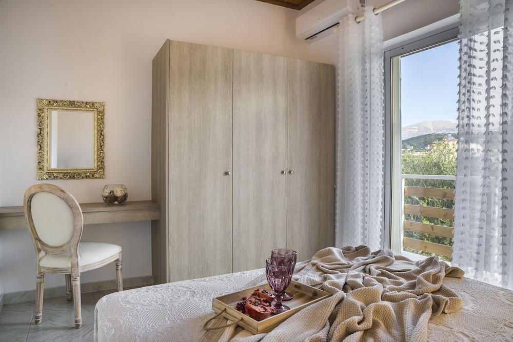 Malibu Studios & Apartments
