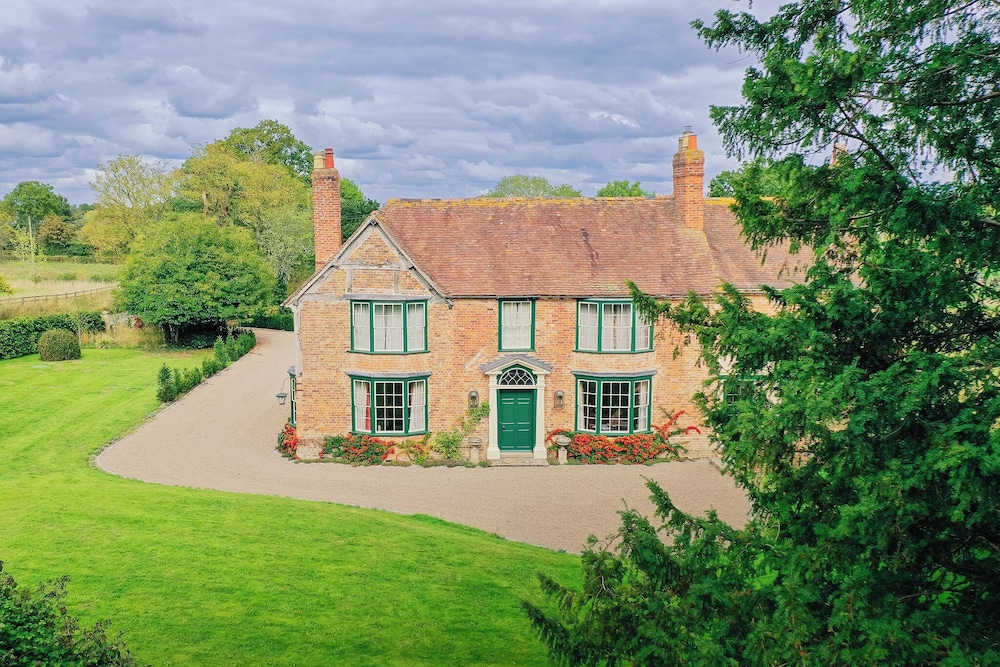 Stunning 4BD Home in Worcestershire