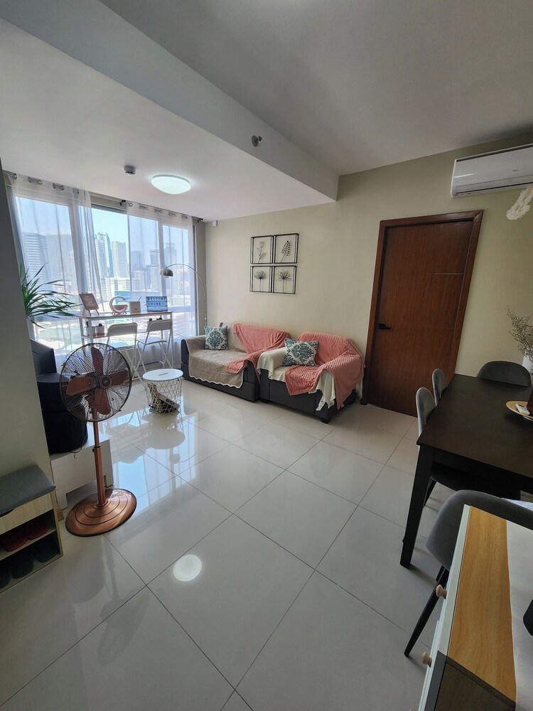Cozy 1BR Condo in Mandaluyong City With City Skyline View