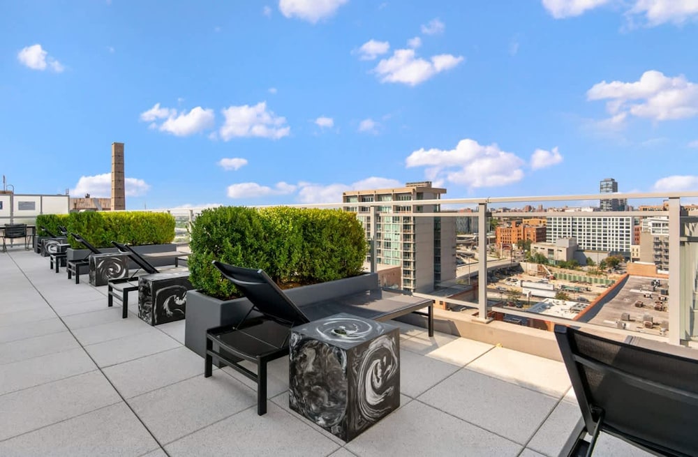 Unbeatable Top Floor Views Central Modern