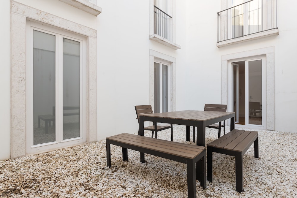Chiado Studio and One-Bedroom Apartment - by LU Holidays