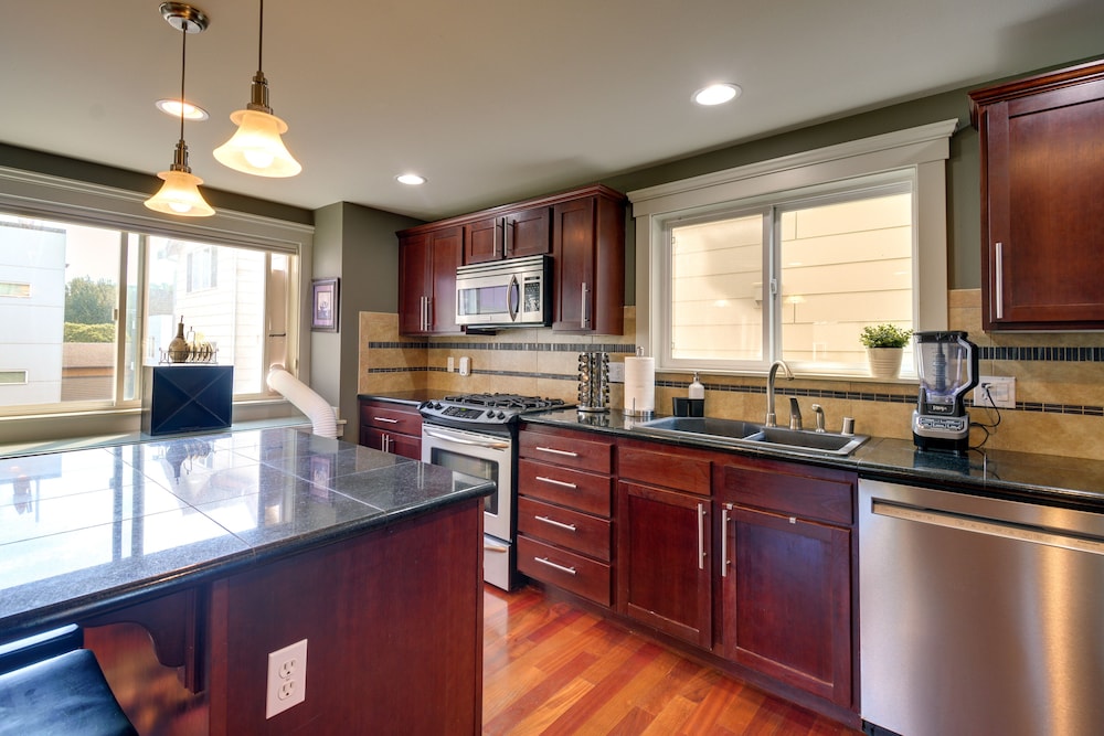 Sleek Seattle Getaway ~ 3 Mi to Alki Beach! view 5