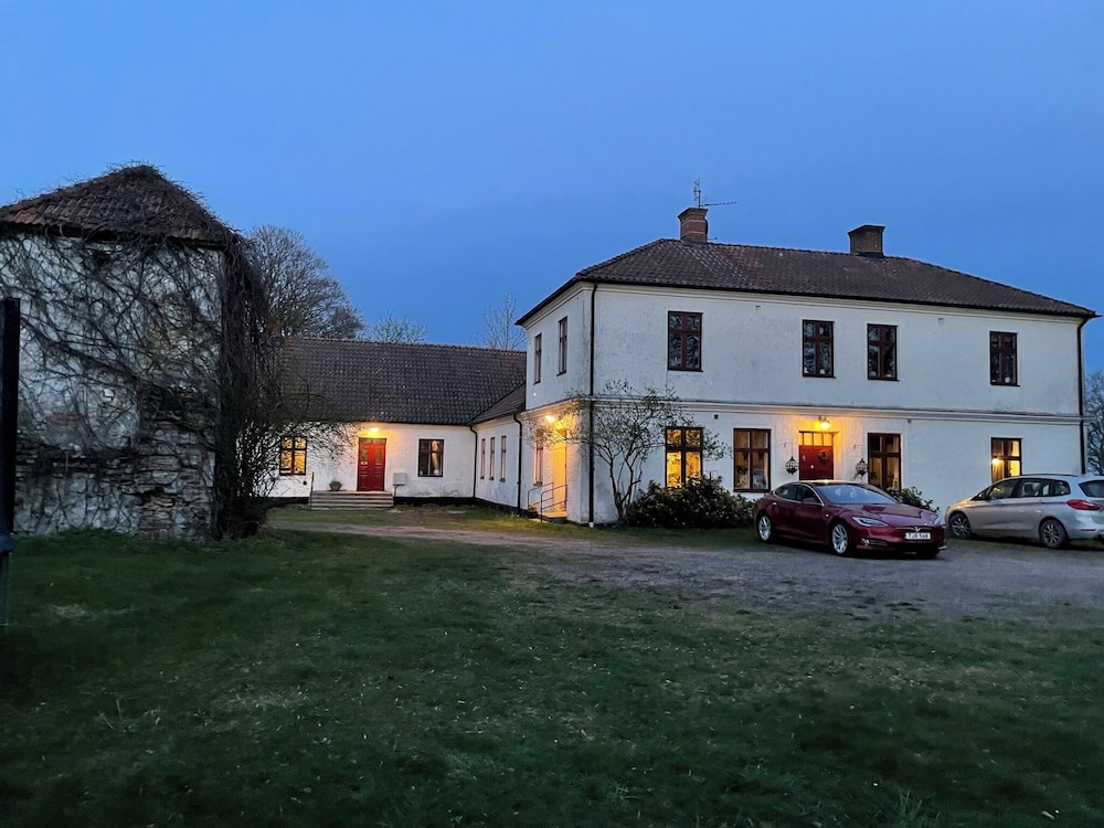 Tullesbo Sätesgård