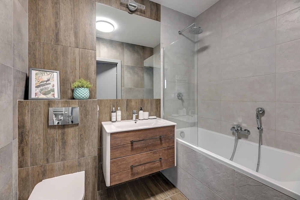 Aura - Riverside & Parking by Downtown Apartments
