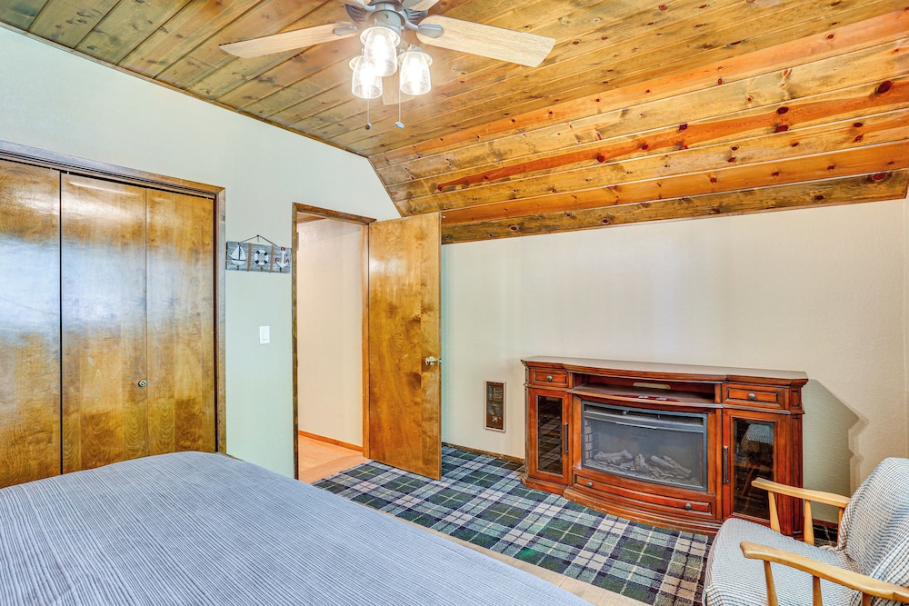 Spacious Retreat w/ Backyard: 1 Mi to Lake Almanor view 2